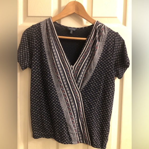 Lucky brand top. SZ small. Wrap style. Blues - Picture 2 of 10